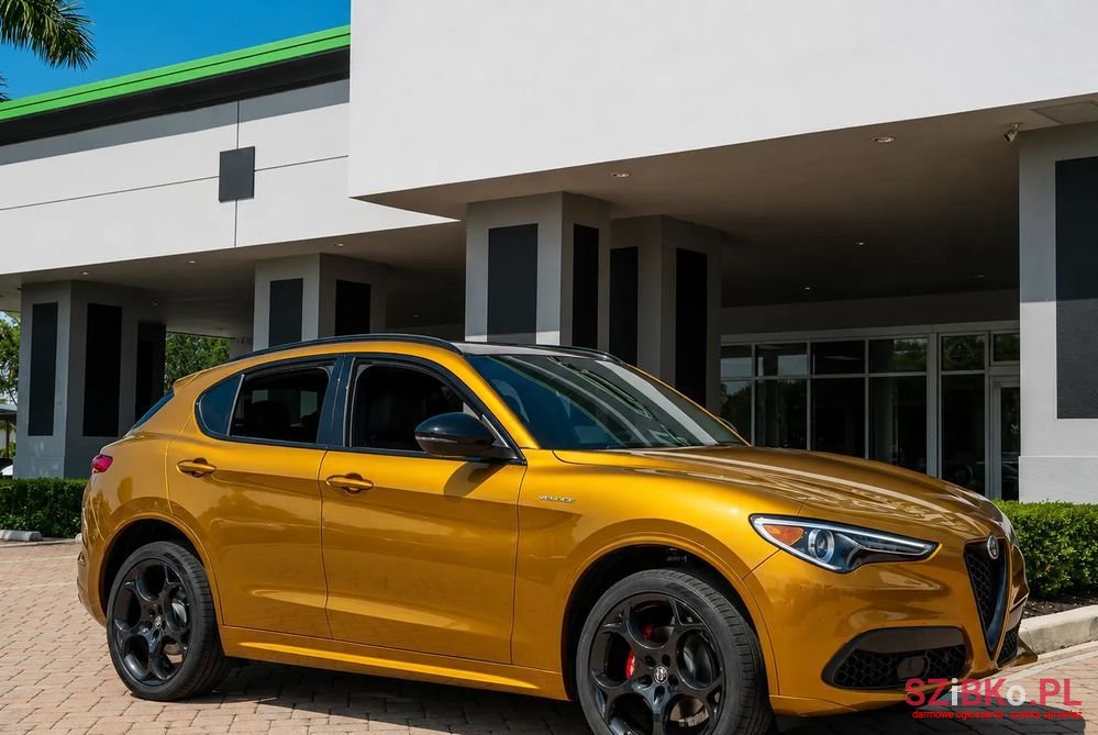 2022' Alfa Romeo Stelvio photo #4