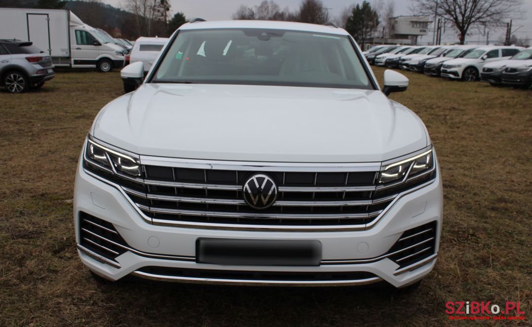 2023' Volkswagen Touareg photo #2