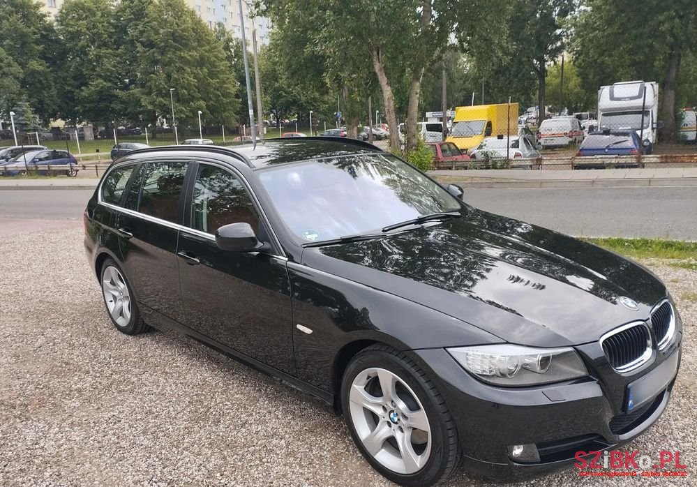 2011' BMW 3 Series 320D photo #2