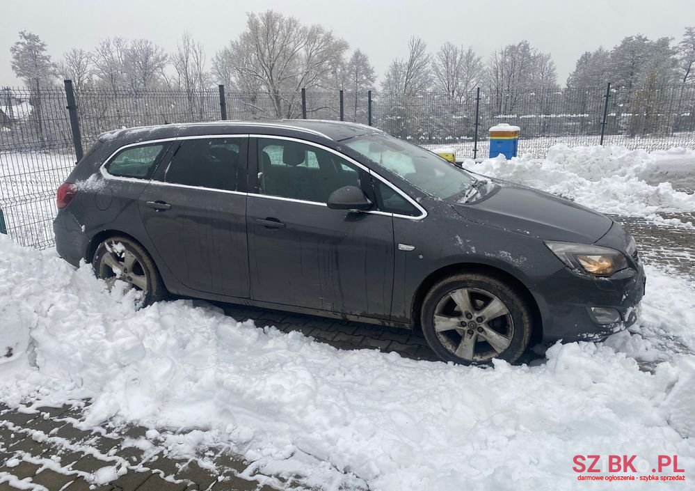 2012' Opel Astra photo #2