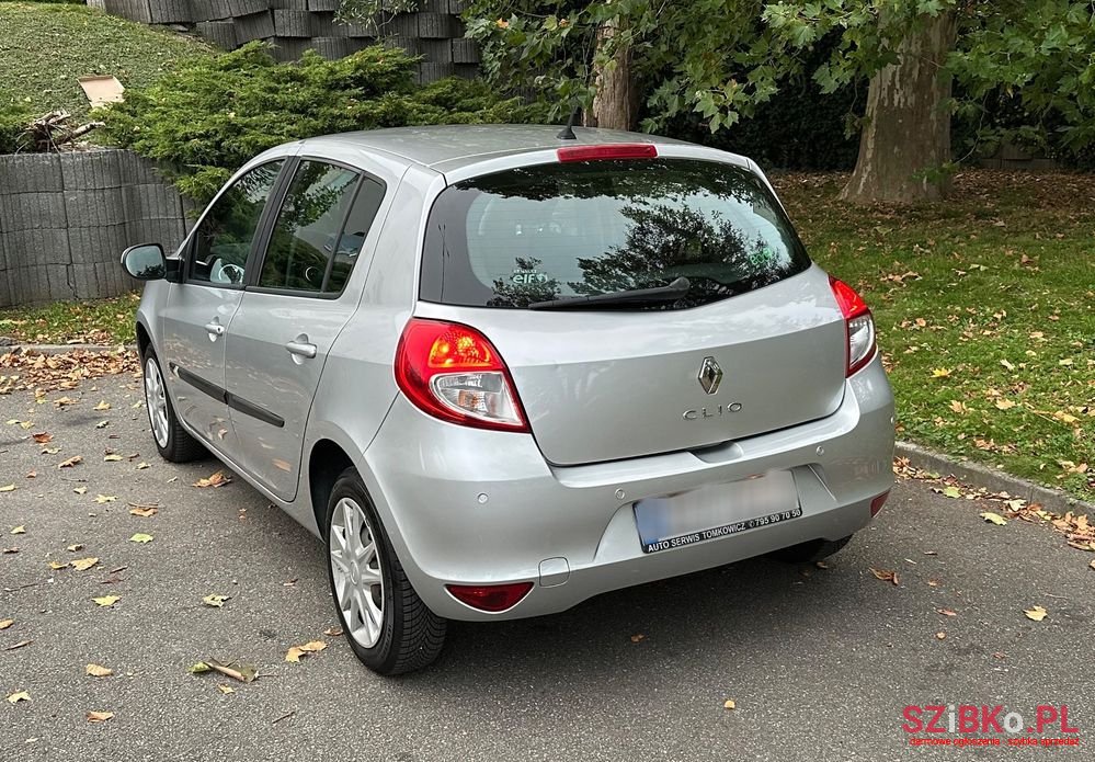 2011' Renault Clio photo #4