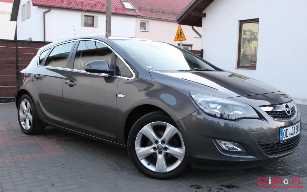 2010' Opel Astra photo #1