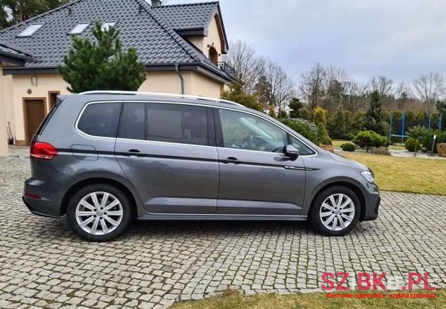 2017' Volkswagen Touran photo #3