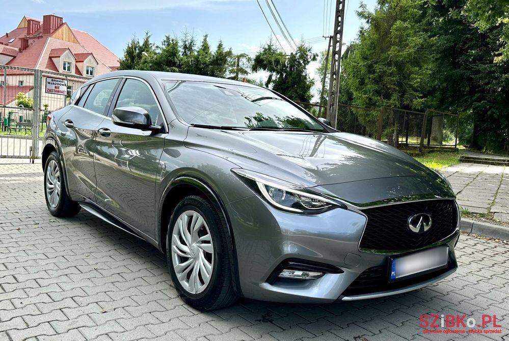 2016' Infiniti Q30 photo #5