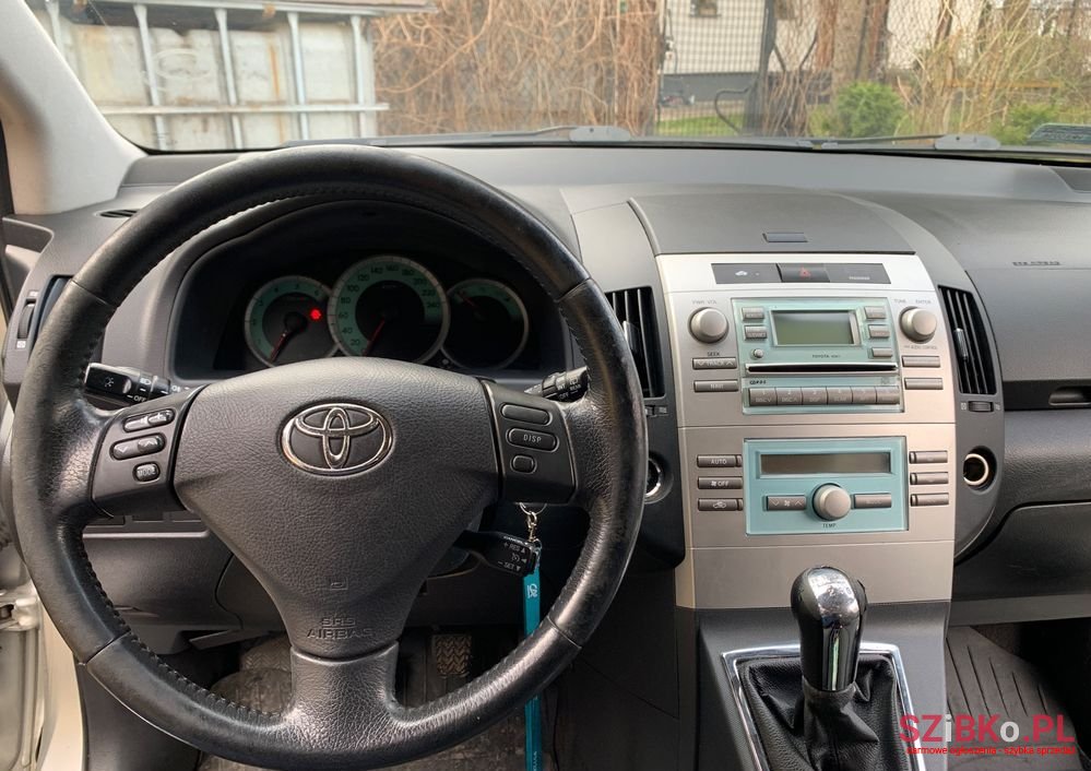 2006' Toyota Corolla Verso 2.2 D-4D Sol photo #6