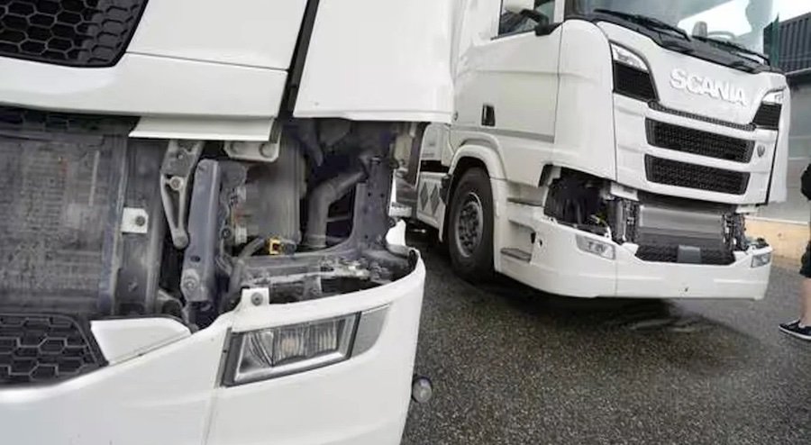 З вантажівок Scania масово покрали фари