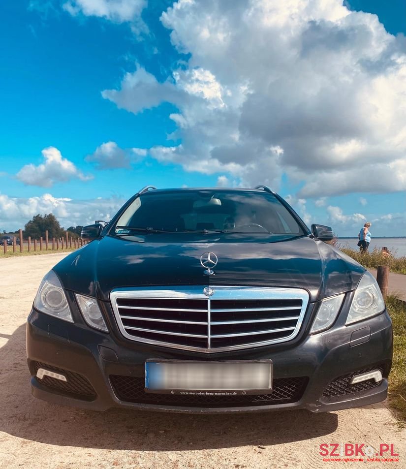 2010' Mercedes-Benz E-Class photo #2