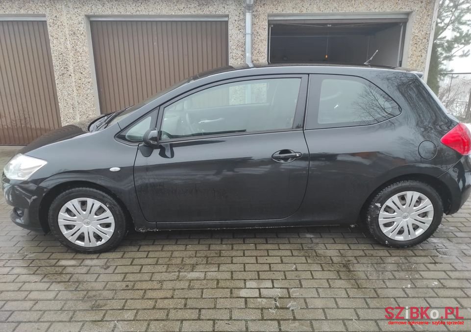 2007' Toyota Auris photo #2
