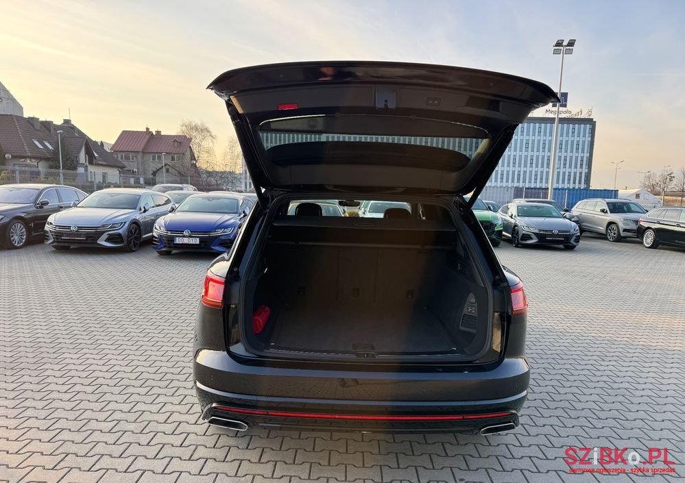 2019' Volkswagen Touareg photo #6