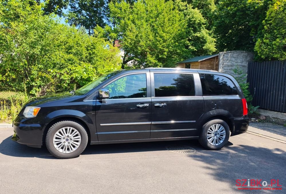 2013' Lancia Voyager 3.6 Platinum photo #1