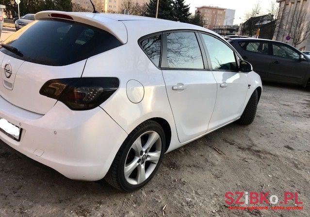 2012' Opel Astra photo #2