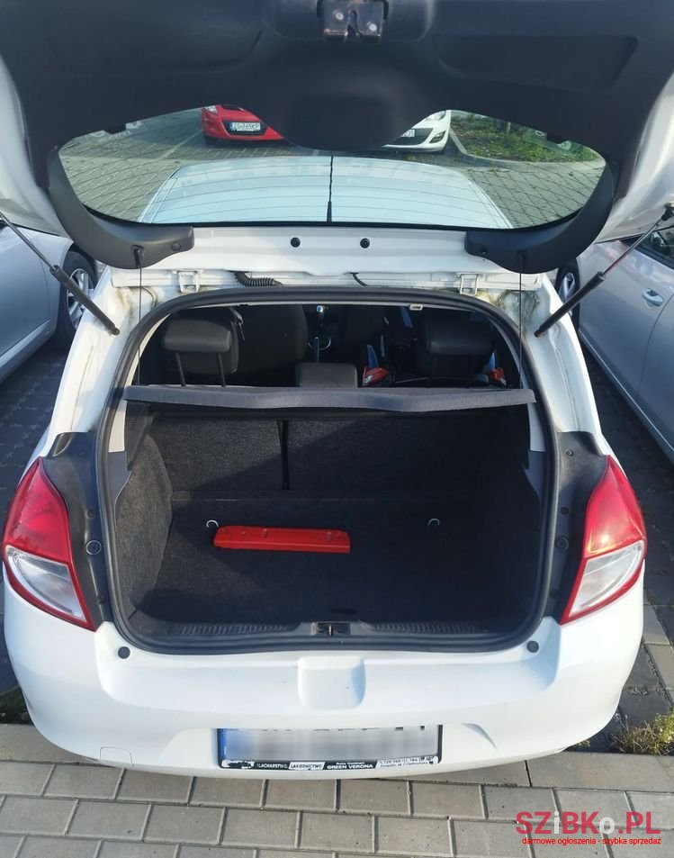 2010' Renault Clio photo #6