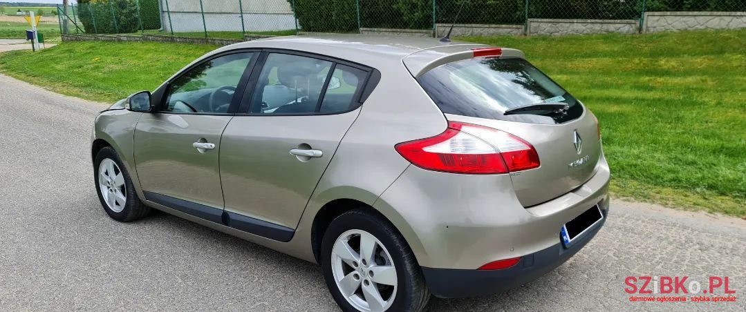 2011' Renault Megane photo #2