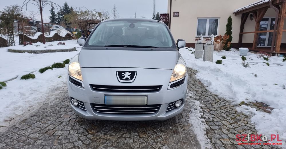 2011' Peugeot 5008 photo #2