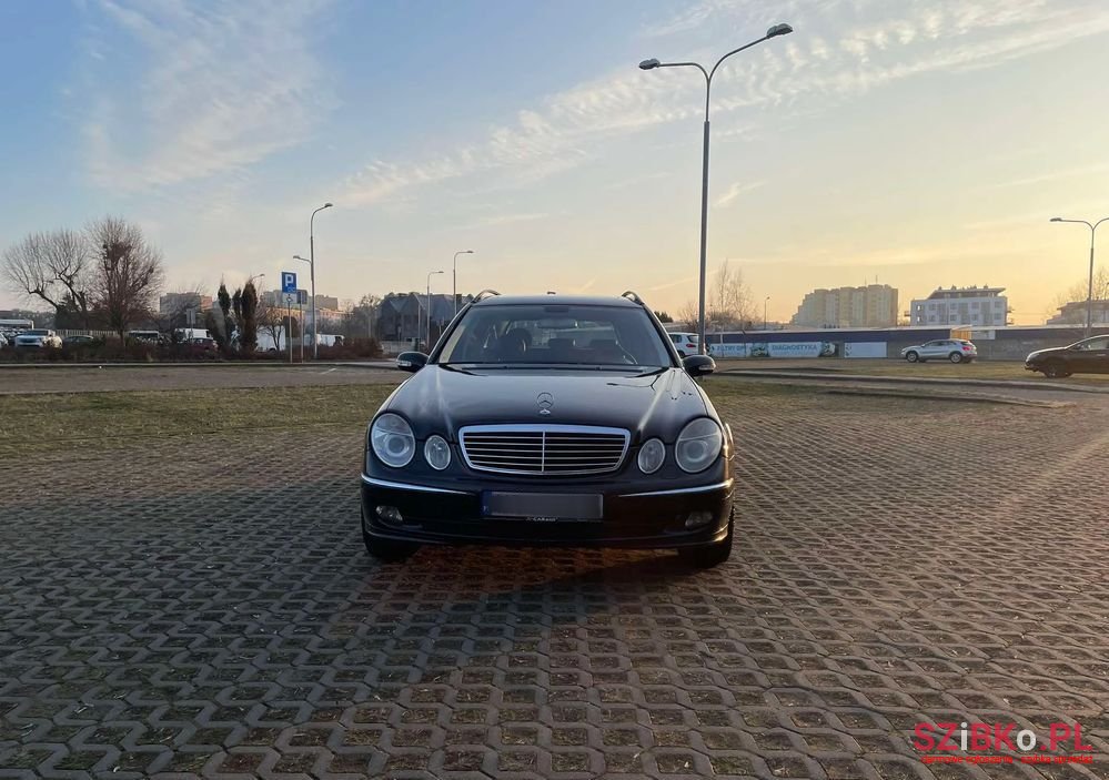 2005' Mercedes-Benz E-Class 320 Cdi photo #2