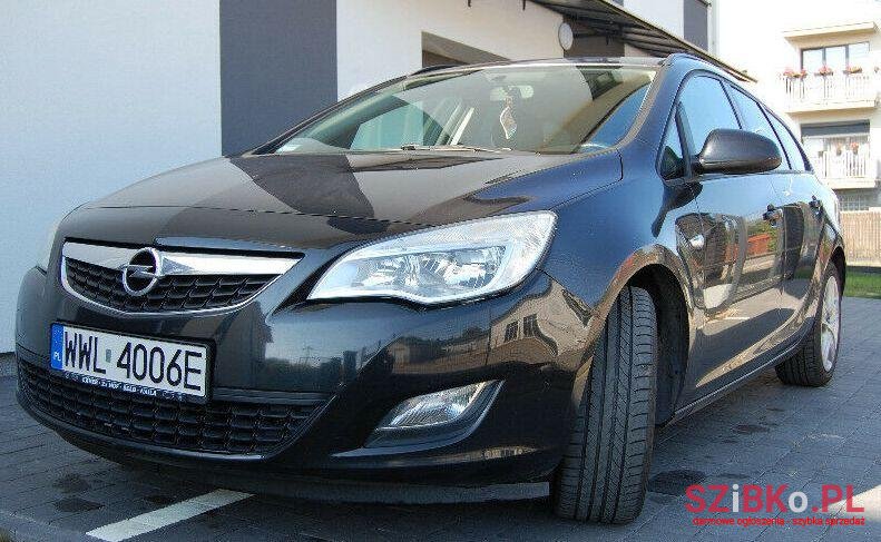 2011' Opel Astra photo #1
