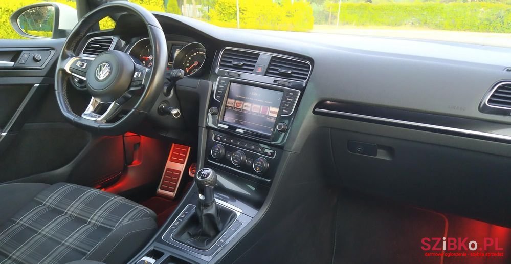 2015' Volkswagen Golf photo #4