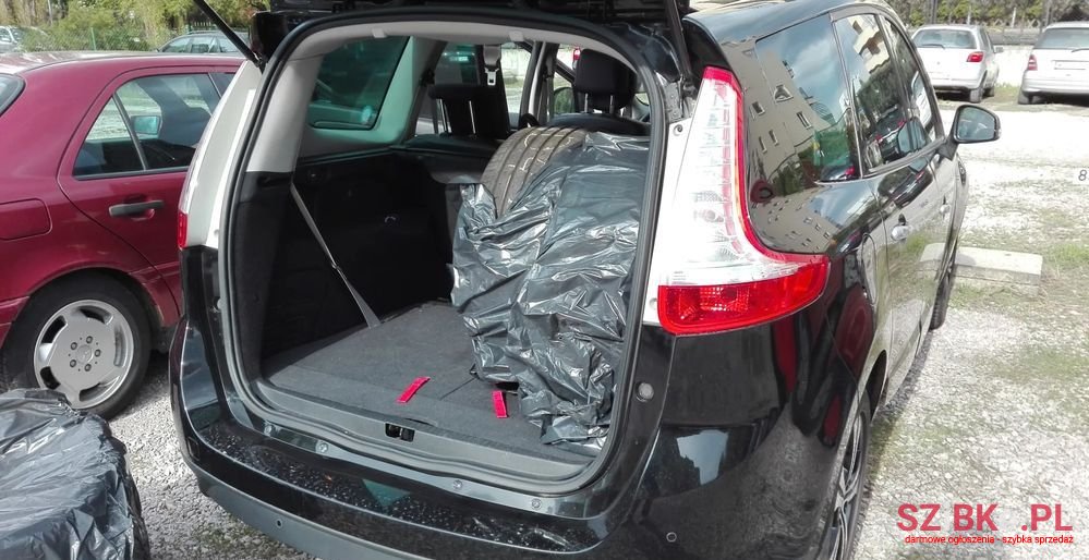 2011' Renault Scenic photo #4