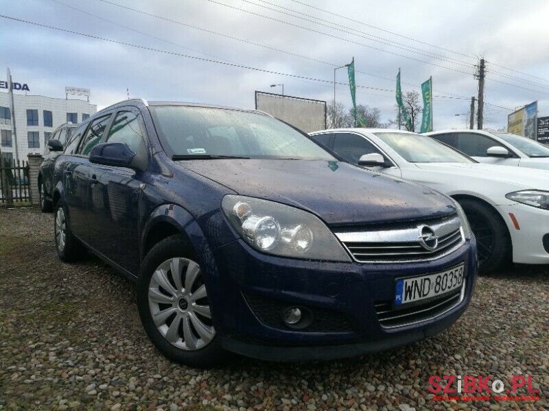 2011' Opel Astra photo #1