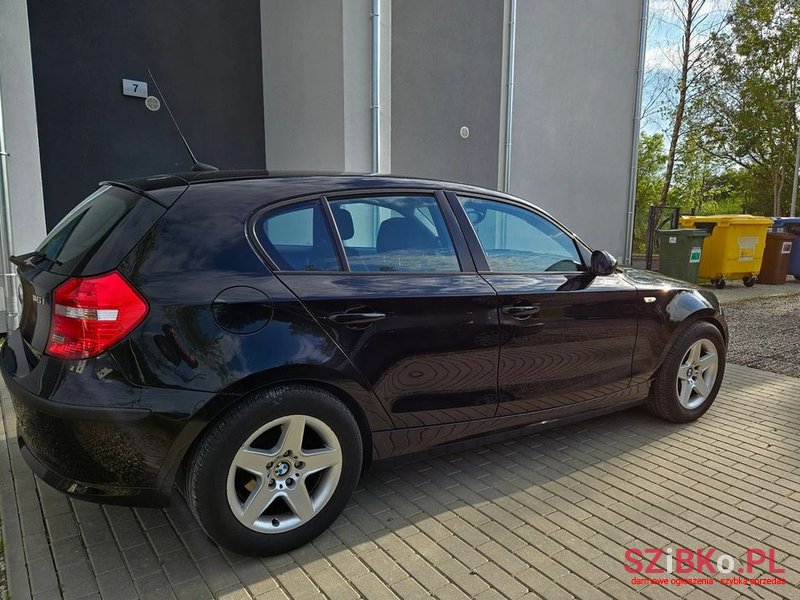 2009' BMW 1 Series 116I photo #4