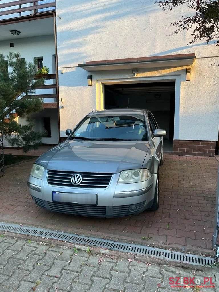 2001' Volkswagen Passat photo #2