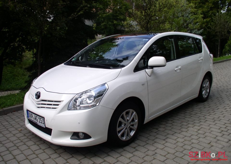 2011' Toyota Verso photo #2