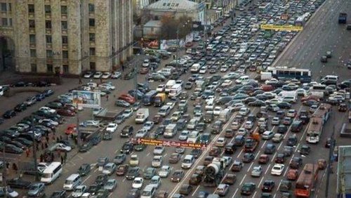 Warszawa na dnie rankingu mobilności. Dlaczego w stolicy jeździ się fatalnie?