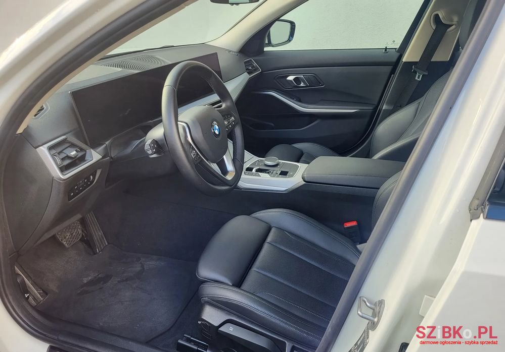 2022' BMW 3 Series 318I photo #6