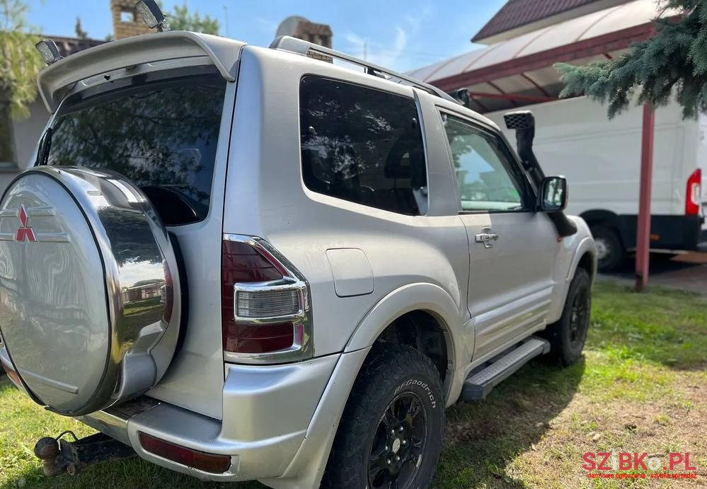 2001' Mitsubishi Pajero photo #2