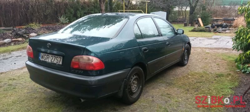 2001' Toyota Avensis photo #2
