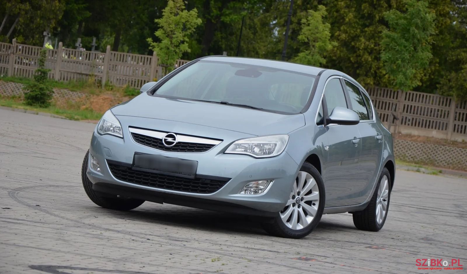 2010' Opel Astra photo #2