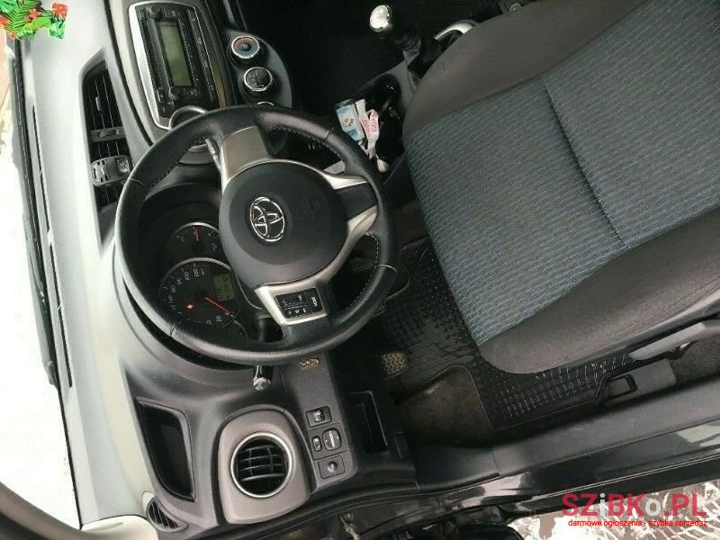 2011' Toyota Yaris photo #3