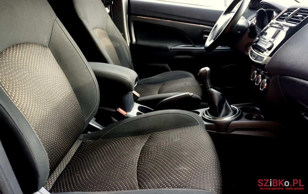 2015' Mitsubishi ASX photo #6