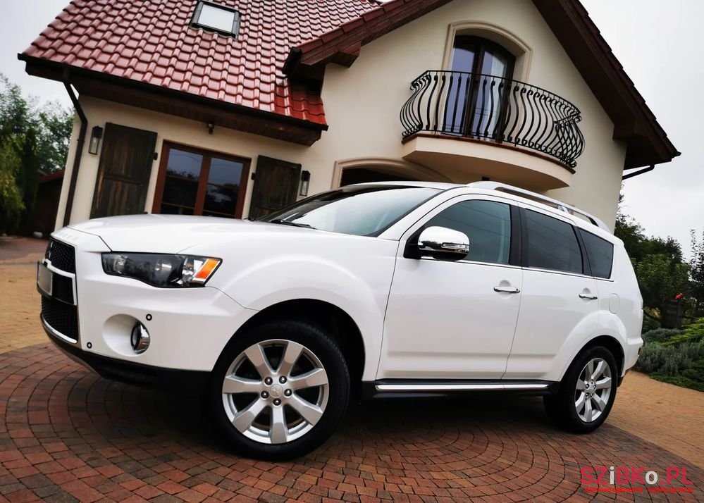 2010' Mitsubishi Outlander photo #1
