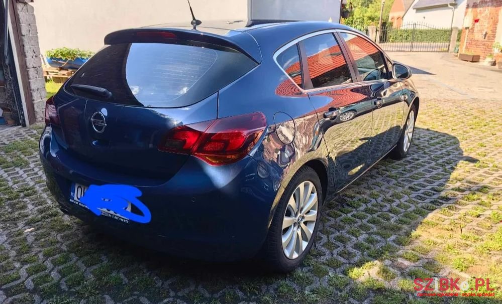 2010' Opel Astra 1.4 T Cosmo S&S photo #3