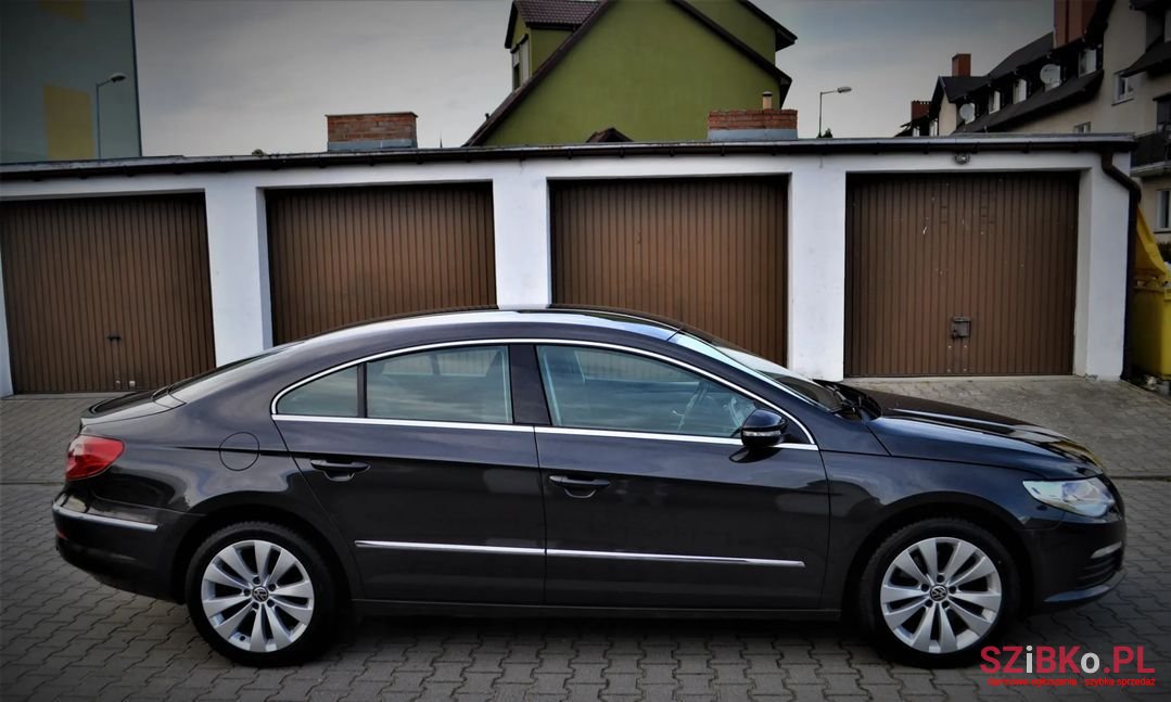 2010' Volkswagen Passat photo #5