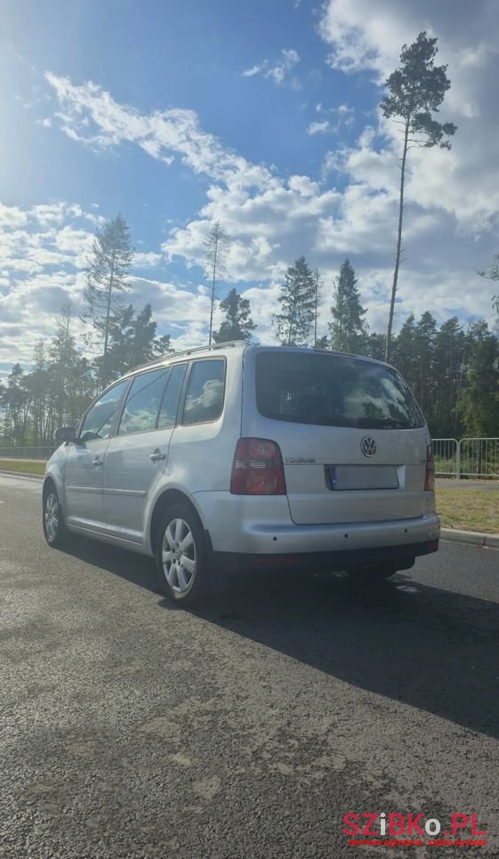 2007' Volkswagen Touran photo #3