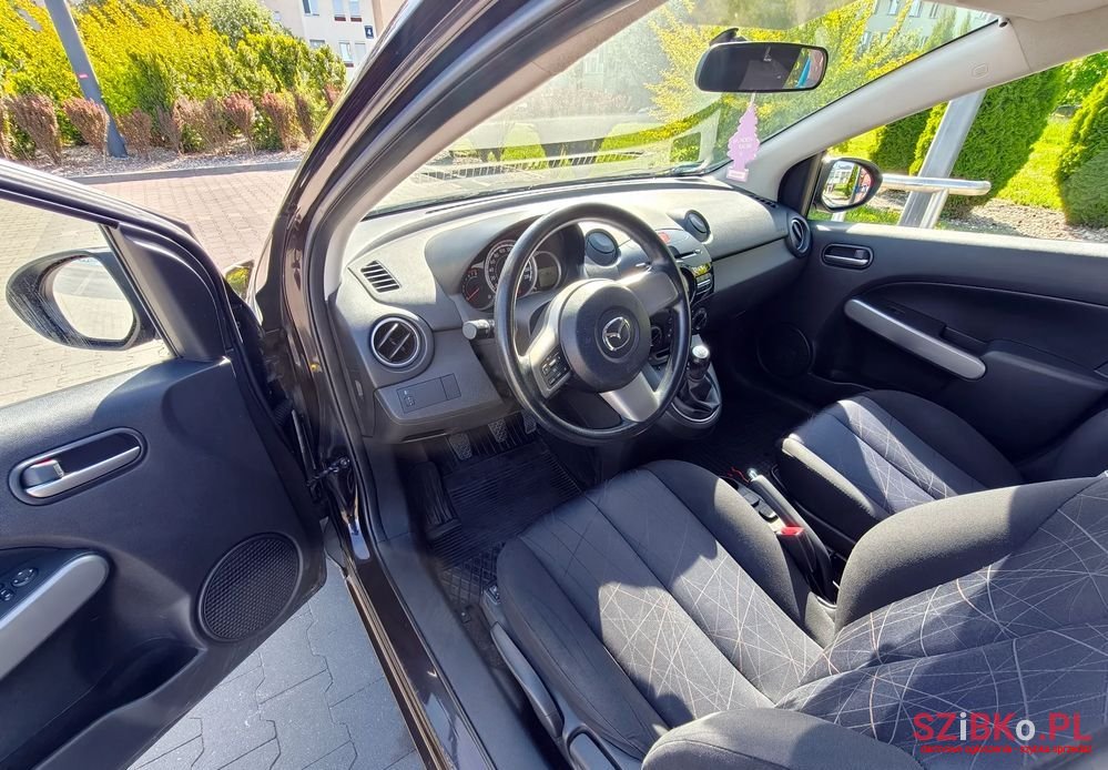 2011' Mazda 2 1.3 Exclusive photo #6