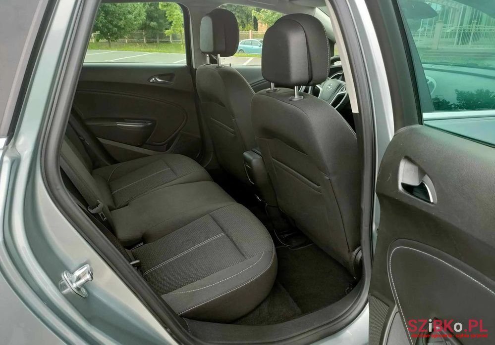 2011' Opel Astra photo #3