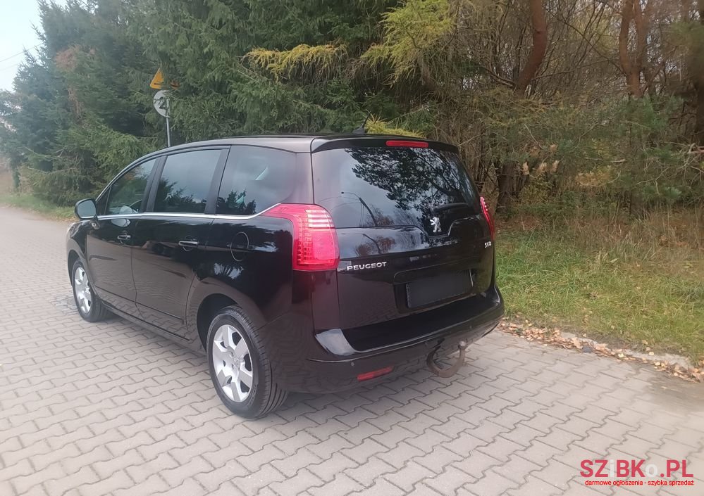 2011' Peugeot 5008 2.0 Hdi Family photo #3