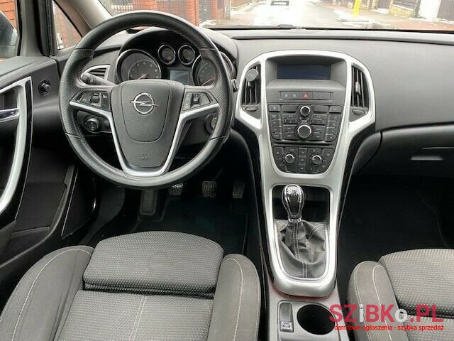 2011' Opel Astra photo #1