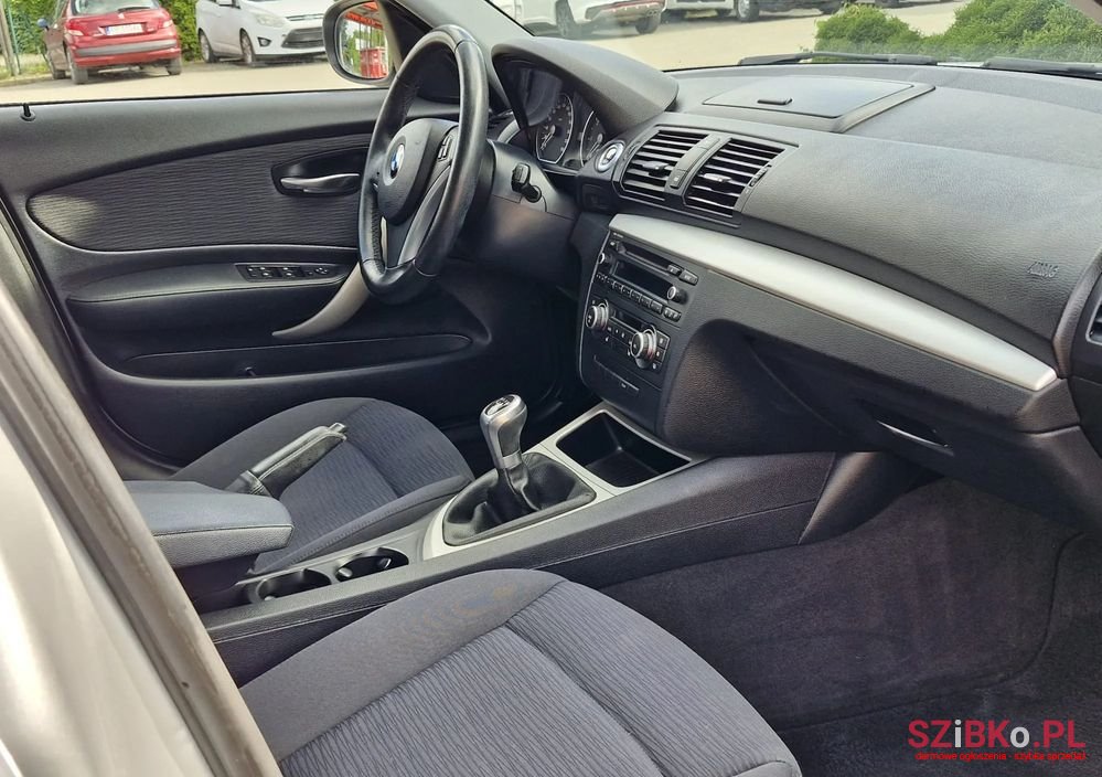 2011' BMW 1 Series 116I photo #5