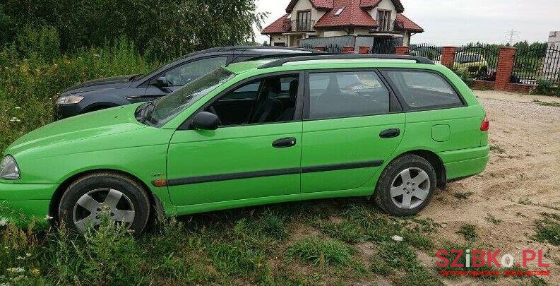 2001' Toyota Avensis photo #1