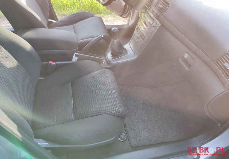 2005' Toyota Avensis photo #6