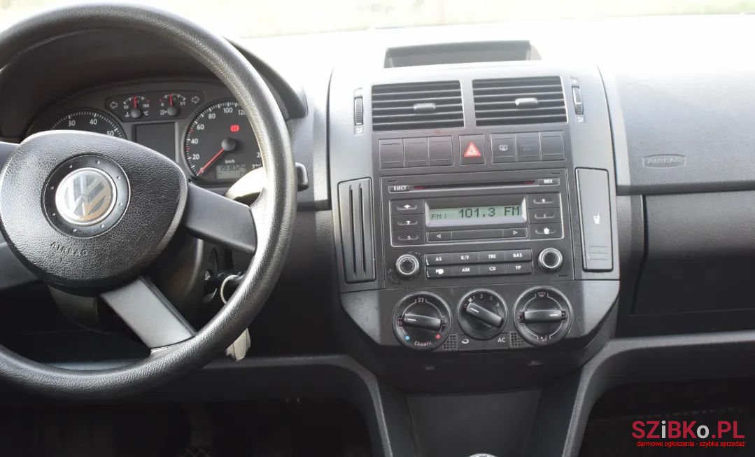 2005' Volkswagen Polo photo #2