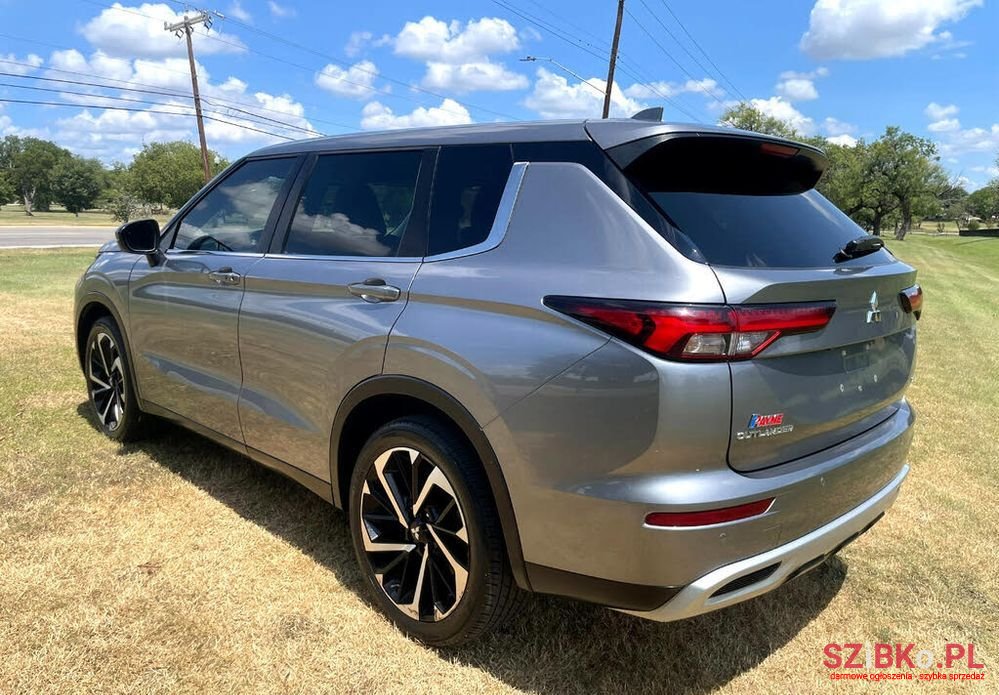 2022' Mitsubishi Outlander photo #4