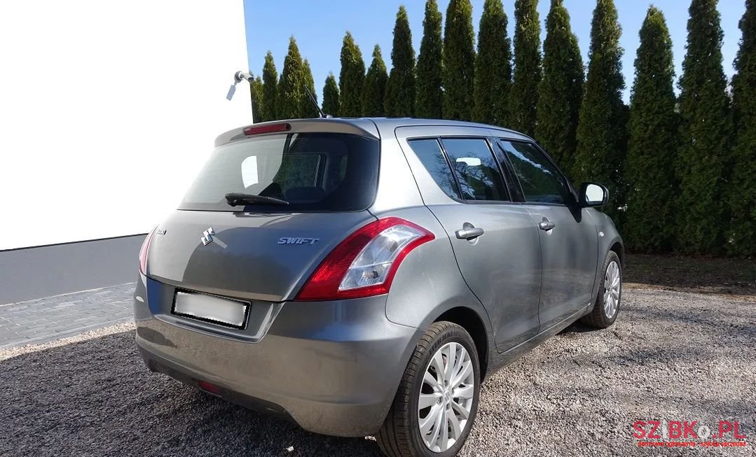 2010' Suzuki Swift photo #3