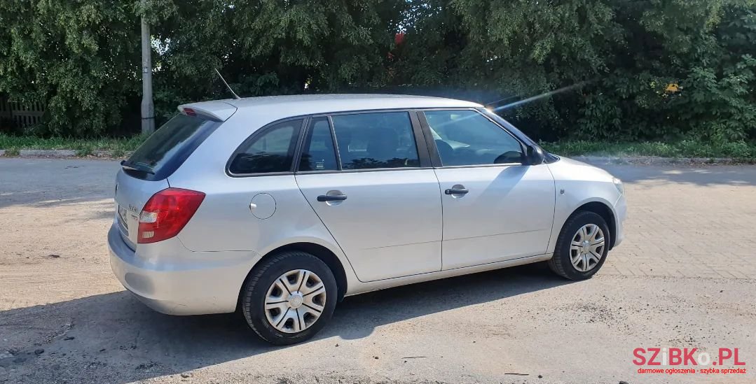 2011' Skoda Fabia photo #5