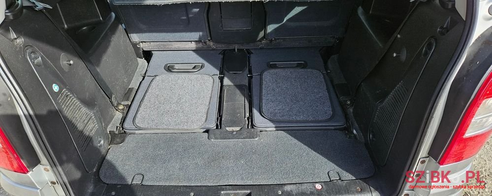 2004' Opel Zafira 2.0 Dti Elegance photo #6