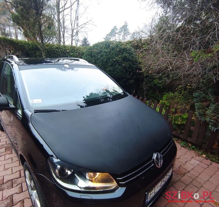 2011' Volkswagen Touran photo #5